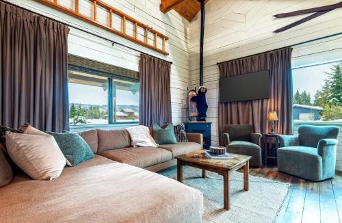 Driggs House | Upscale Designer Log Cabin Cozy Hot Tub Firepit
