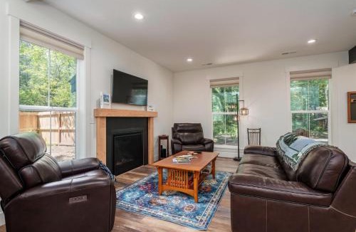 Mount Hood Village House | Upscale Home Pool, Hot Tub, Fire Pit & Fireplace