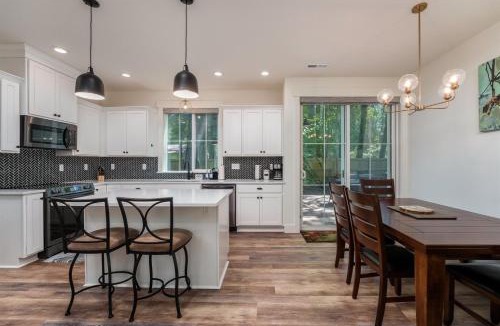 Mount Hood Village House | Upscale Home Pool, Hot Tub, Fire Pit & Fireplace