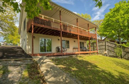 Marion House | Upscale Lakefront Home w Dock & Kayaks