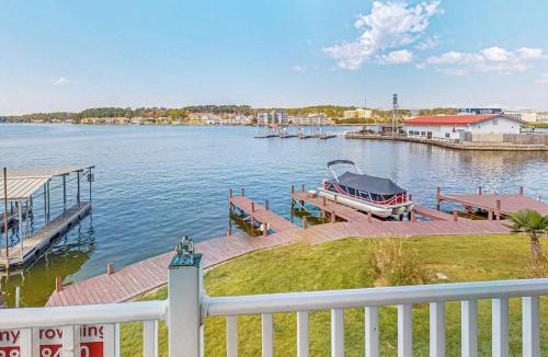 Lake Hamilton Apartment | Upscale Lakefront Retreat: Private Dock, Jetted Tub & Lake Hamilton Views