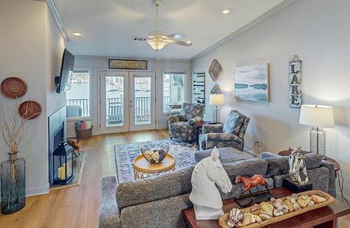 Lake Hamilton Apartment | Upscale Lakefront Retreat: Private Dock, Jetted Tub & Lake Hamilton Views