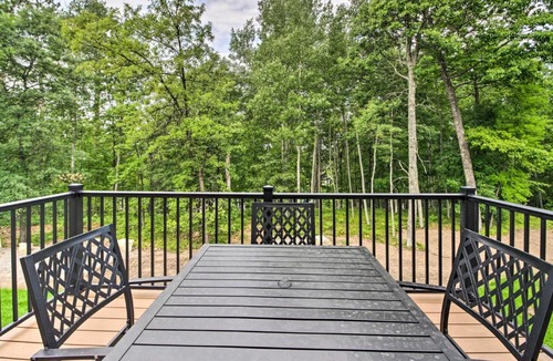 Lake Shore House | Upscale Townhome in Causeways on Gull Resort!