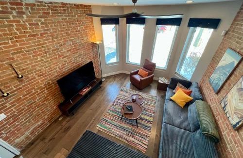 Lincoln Park House | UPTOWN CASTLE - CITY VIEWS - THEATER & CONVENTION DISTRICT!