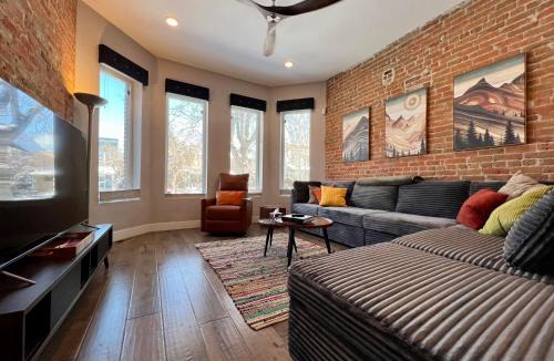 Lincoln Park House | UPTOWN CASTLE - CITY VIEWS - THEATER & CONVENTION DISTRICT!