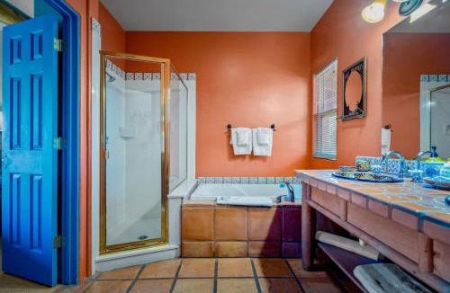 Oak Creek Hotel | Vaquero shared hot tub and breakfast included