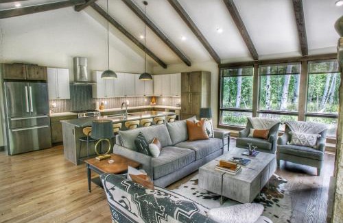 Silverthorne House | Vendette Peak - Secluded, Hot Tub, Fireplace