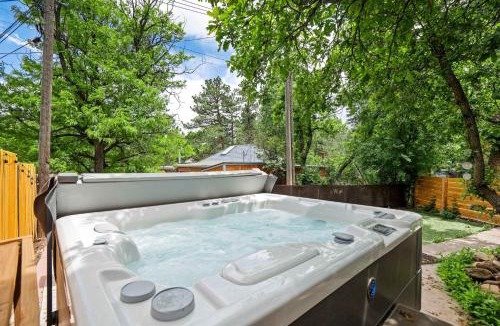 Broadmoor House | Verdant Falls Hot Tub & Mtn Views Near Broadmoor