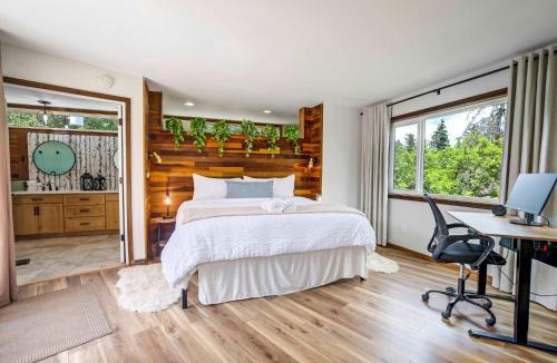 Broadmoor House | Verdant Falls Hot Tub & Mtn Views Near Broadmoor