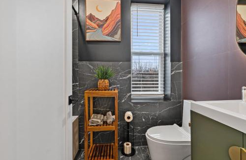Rawlins County Apartment | Vibrant 2BR Near MetLife with NYC Access and Parking