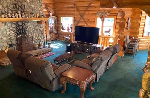 Big Creek House | Vienna Villa - 3 Bed 3 Bath Vacation home in Shaver Lake