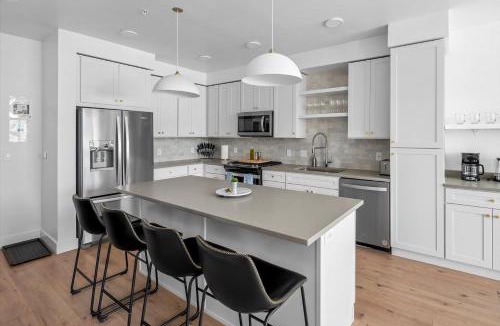 Downtown Salt Lake City Apartment | VIEWS! Capitol! Year round POOL Spa Gym Bowling!