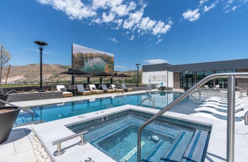Downtown Salt Lake City Apartment | VIEWS! Capitol! Year round POOL Spa Gym Bowling!