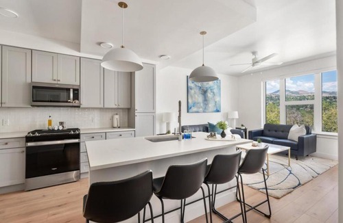 Downtown Salt Lake City Apartment | Views - Amenities - Pool,Spa,Gym,Bowl,Pking