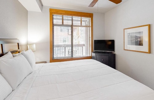Mammoth Lakes Hotel | Village 2206