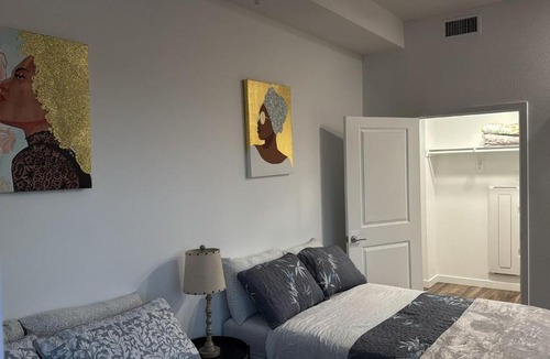 Hollywood Apartment | Vine & Sunset Loft Free Parking and WIFI