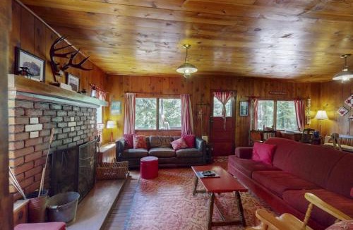 Joseph House | Vintage Cottage with Private Hot Tub Fireplace & Deck - Walk to the Lake Dogs OK