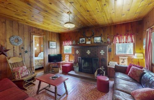 Joseph House | Vintage Cottage with Private Hot Tub Fireplace & Deck - Walk to the Lake Dogs OK