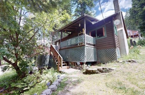Joseph House | Vintage Cottage with Private Hot Tub Fireplace & Deck - Walk to the Lake Dogs OK