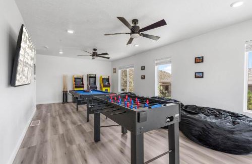 St. George House | Vintage Desert 5 BDR Heated Pool Lazy River & Slide
