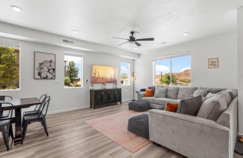 St. George House | Vintage Desert 5 BDR Heated Pool Lazy River & Slide