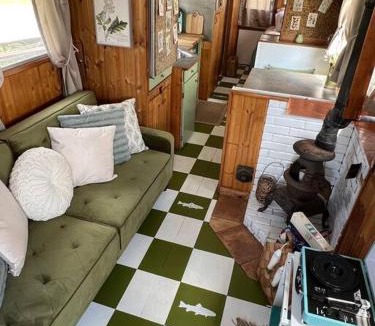 Sabula Boat Rental | Vintage Minnow for 2 Houseboat
