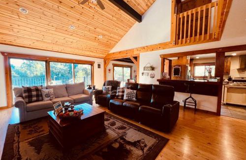 Oakhurst House | Vista Chalet near Yosemite and Bass Lake