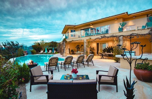 Cave Creek House | Vista Verde by AvantStay | Isolated Villa w/ Putting Green, Pool, Fire pit!