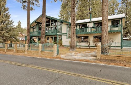 Fawnskin House | Vivienda De Osos Walk to the Lake Spacious Fawnskin Retreat Chalet