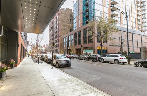 West Loop Apartment | W Loop Studio w Gym Pool Coworking nr UIC CHI-397