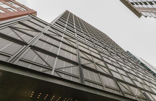 West Loop Apartment | W Loop Studio w Gym Pool Coworking nr UIC CHI-435