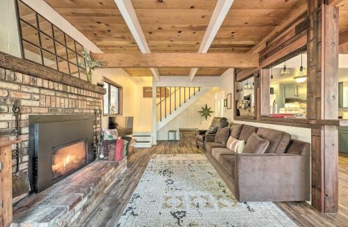 Arnold House | Walk Downtown: Arnold Cabin w/Large Deck!