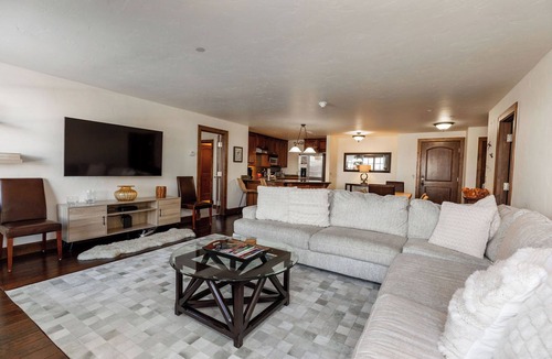 Avon Condo | Walk to Avon | Free Shuttle to the Slopes | Pool & Hot Tub!