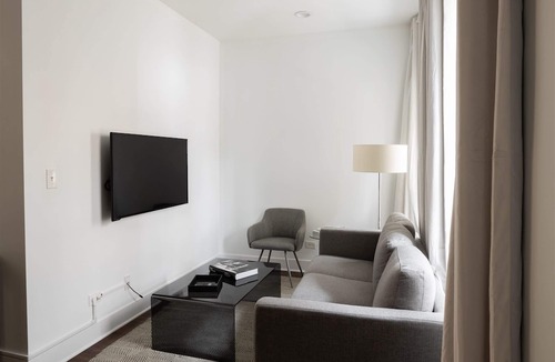 Pilsen Apartment | Walk to IMD, Eats, Bars | EZ Access + WD | Zencity