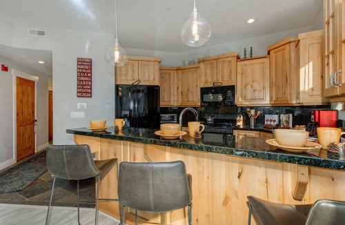 Downtown Park City Condo | Walk to Lift & Town | Private Hot Tub