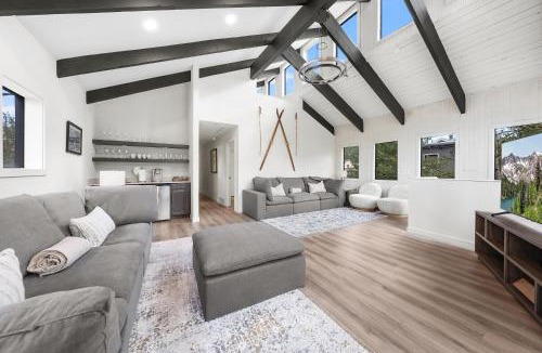 North Park City House | Walk to Main St, Private Hot Tub and Parking, 6 Bedrooms, Great Location - Sleeps 14