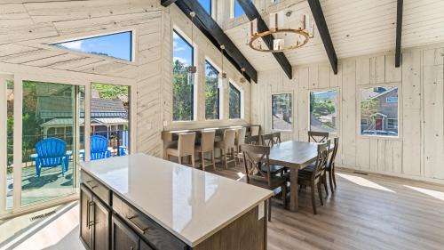North Park City House | Walk to Main St, Private Hot Tub and Parking, 6 Bedrooms, Great Location - Sleeps 14