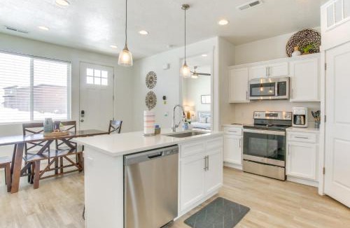 Garden City House | Walk to Marina & Lake: Spacious Garden City Gem!