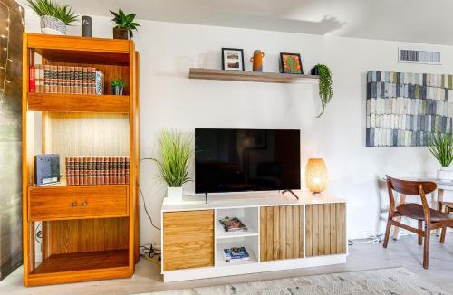 South Scottsdale House | Walk to Old Town: Chic Scottsdale Condo w/Pool!
