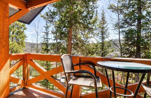 Four O'Clock House | Walk to Shuttle, Lift & Main St! Breck Ski Base