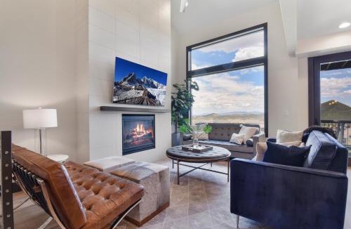 Park City House | Walk to Skiing at Frostwood Gondola, Luxury Townhome on Golf Course, Private Hot Tub, Mountain Views