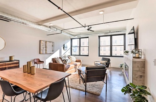 Downtown Lincoln House | Walk to UNL Campus: Dtwn Lincoln Loft Apt!