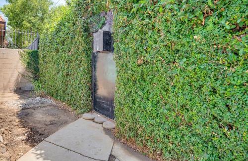Van Nuys Apartment | Walkable Location: Single-Story Van Nuys Apartment