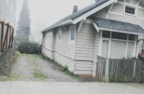 Queen Anne House | Walker's Paradise 1 with 2 free parking lots