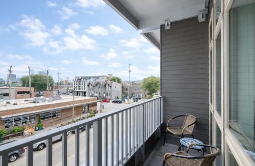 Fifth Ward Apartment | Walker's Point Apt with Gym and Balcony - Sleeps 4-5