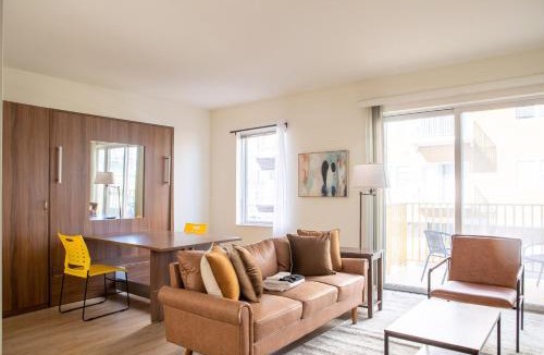 Fifth Ward Apartment | Walker's Point Studio with Gym and Balcony