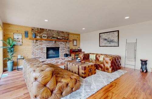 Groveland House | Walling Mountain Retreat