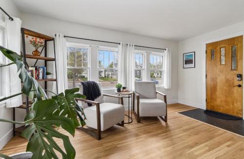 Windsor House | Walnut Street Retreat Downtown, Dog Friendly