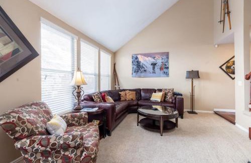 Cottonwood Heights House | Wasatch Retreat Cottonwood Canyons - Pool Table Ping Pong & Arcade