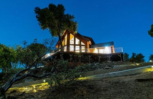 Yosemite Forks House | Waterfall Lodge near Yosemite Endless Pool, Hot Tub, Playground